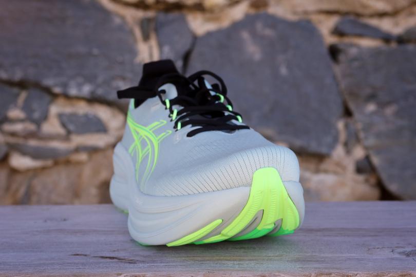 Asics Gel Nimbus 28, 3/4 avant