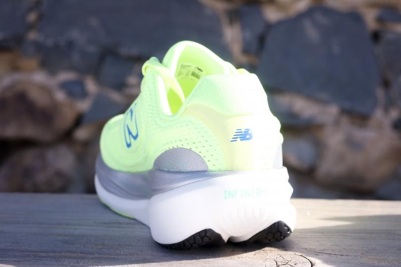 Vue du talon de la New Balance 1080 V15