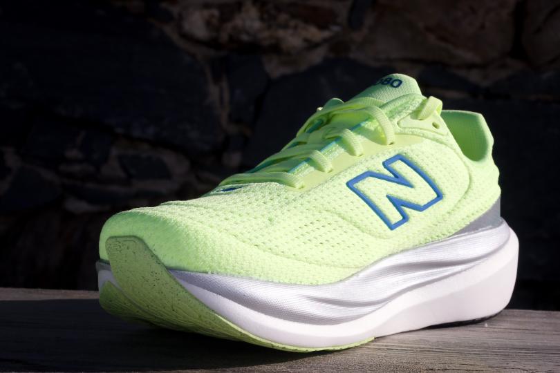 Vue 3 quarts avant de la New Balance 1080 V15