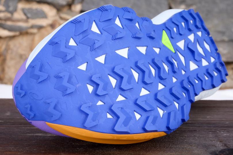 La semelle et les crampons de la Asics Trabuco Max 5