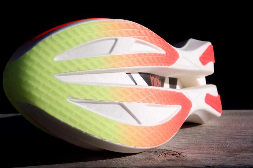 La semelle externe et la plaque carbone des Hoka Cielo X1 3.0