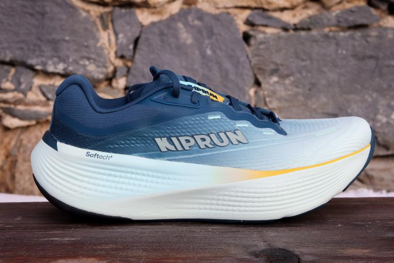 La Kiprun Kipride Max en vue lat&eacute;rale