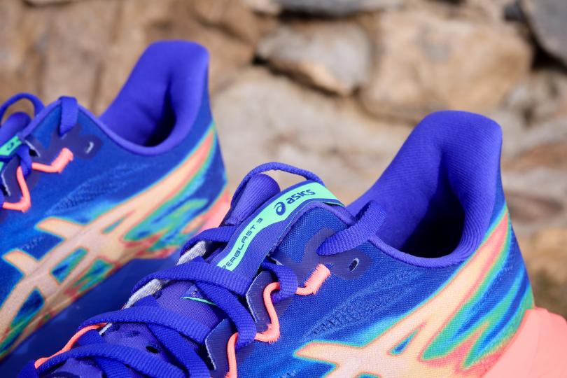 Le dessus, les lacets et la languette des Asics SuperBlast 3