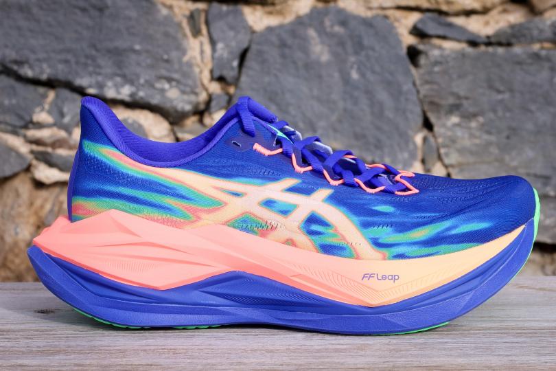 Vue de profil / Asics SuperBlast 3