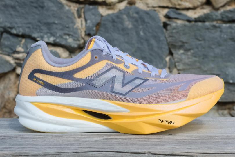 RunMag, New Balance SC Elite V6. Vue de côté
