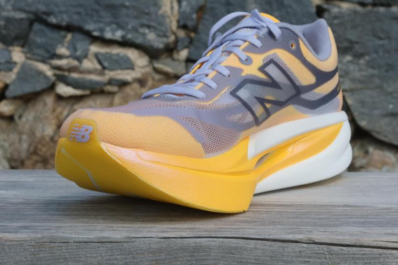 RunMag, New Balance SC Elite V6. Vue 3/4 avant