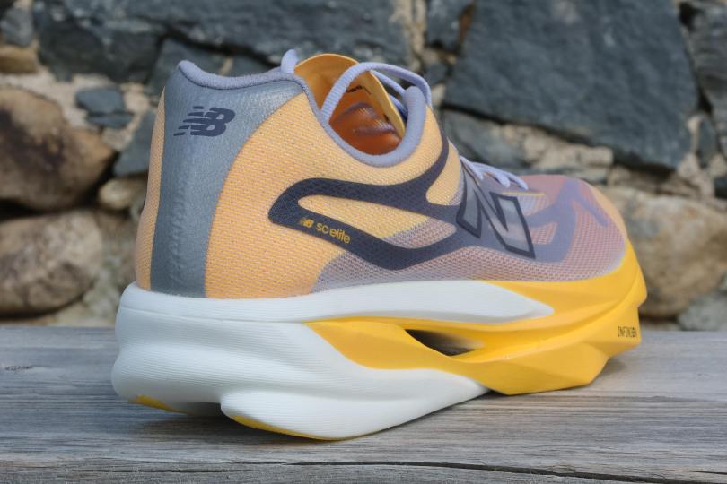 RunMag, New Balance SC Elite V6. Vue 3/4 arrière