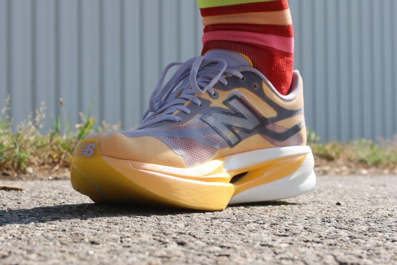 RunMag, New Balance SC Elite V6. Test terrain, vue 3 quarts avant différente