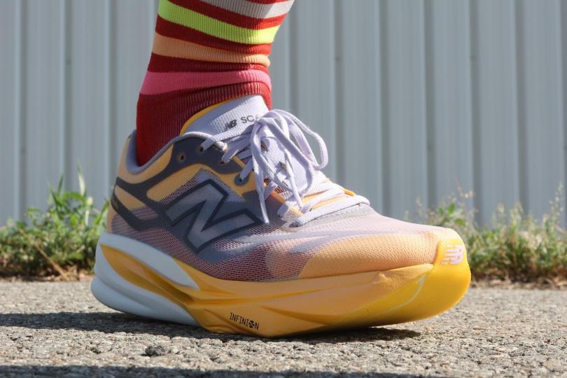 RunMag, New Balance SC Elite V6. Test terrain, vue 3/4 face externe