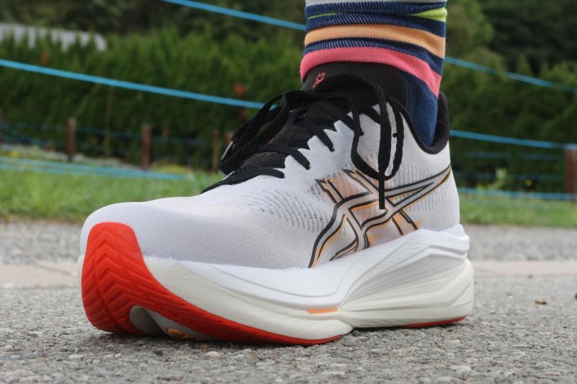 RunMag, Asics Sonicblast 2. Le test terrain, Zoom 3/4 avant