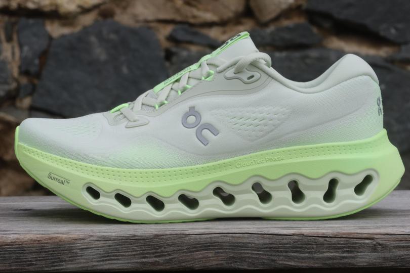 RunMag, On-Running Cloudsurfer 3. Vue de profil