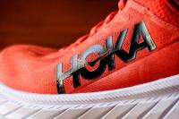 Hoka Carbon X 2 - le logo de la marque et zoom sur le mesh