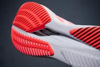 La Adidas Adizero Boston 10 et sa semelle à barre carbone