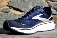 Les Brooks Ghost 15, vue 3/4 avant