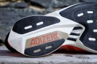 Zoom sur la semelle et les tiges en carbone de la adidas Adizero Adios Pro 3