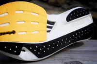 La semelle extérieure et les tiges carbone de la Adidas Adizero Takumi Sen 10