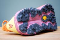 La semelle et les crampons Vibram de la Hoka SpeedGoat 6