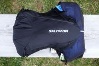 Le Salomon Adv Skin 12, vue par le dessus, le dos du sac rempli