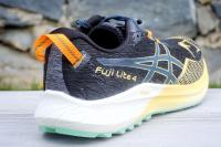 La Asics Fuji Lite 4, vue 3 quarts arrière