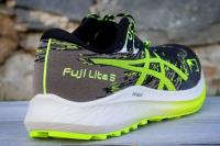 L'arrière de la Asics Fuji Lite 5, le talon