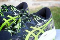 La languette et les lacets des Asics Fuji Lite 5