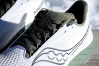 La languette et les lacets des Saucony Ride 18