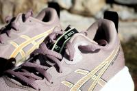 La tige, la languette, les lacets des Asics Gel Cumulus 27