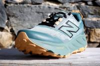 La New Balance Fresh Foam Hierro v9, vue sur l'avant, le pare-pierres