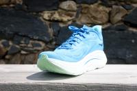 Les Hoka Clifton 10, vue 3/4 avant