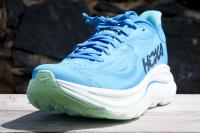 Hoka Clifton 10, vue 3/4 avant