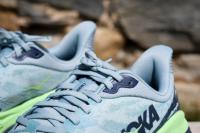 La languette et les lacets des Hoka Stinson 7