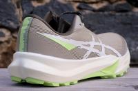 La Asics Fuji Lite 6, vue 3/4 arrière