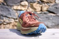 Vue avant / pare-pierres des Hoka Challenger 8