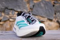 Vue avant de la adidas Adizero Boston 13